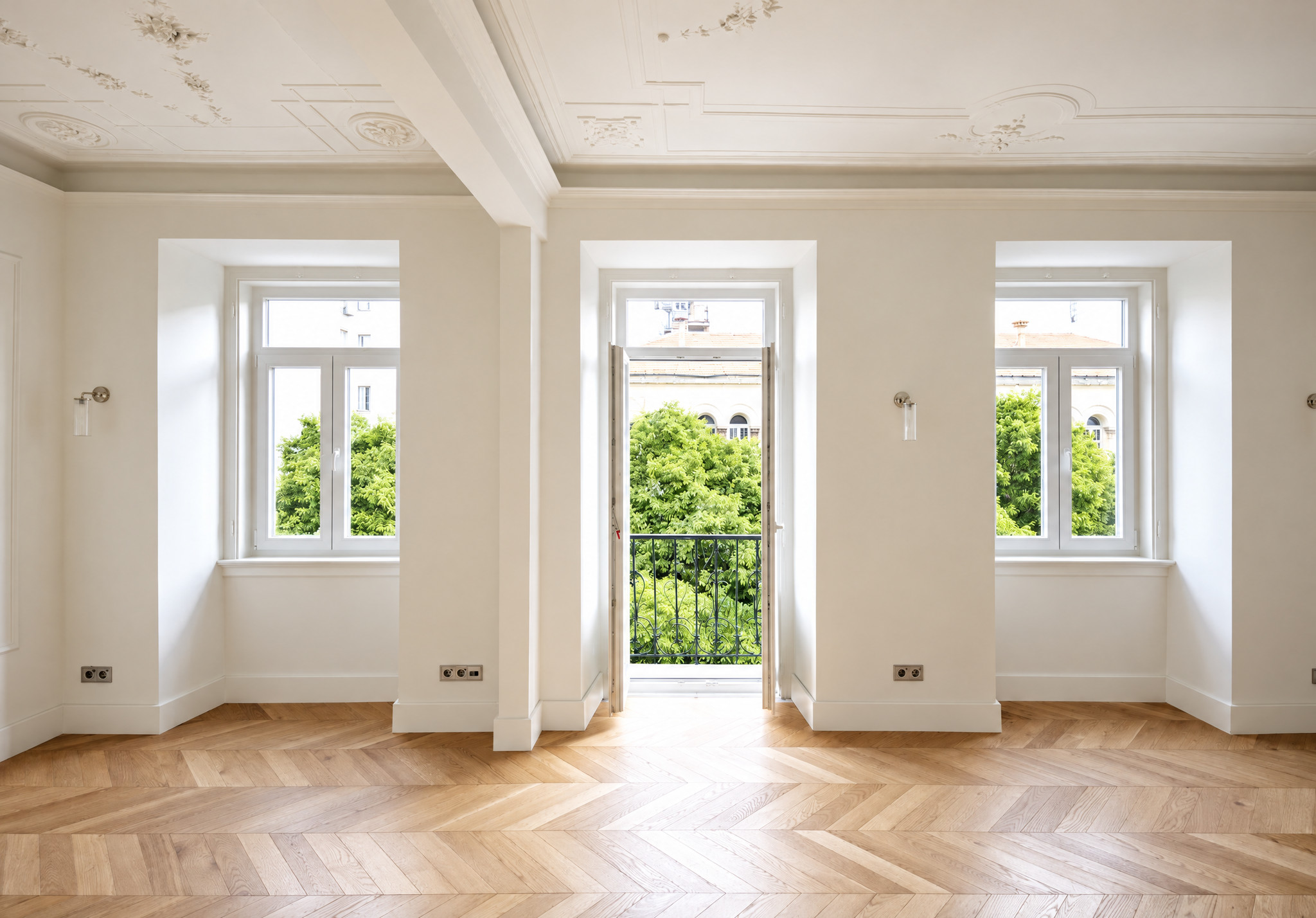 Living room with French balcony in Duque, a renovated T3 for sale on Avenida Duque de Ávila by Saldanha