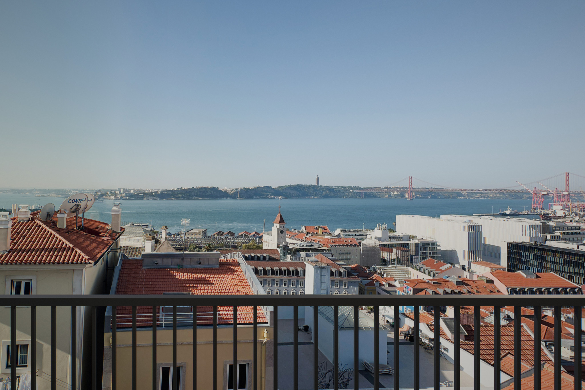 Pedra Friso, Unit 1 · Chiado, from the balcony: the Tagus, Cristo Rei and the 25 de Abril Bridge